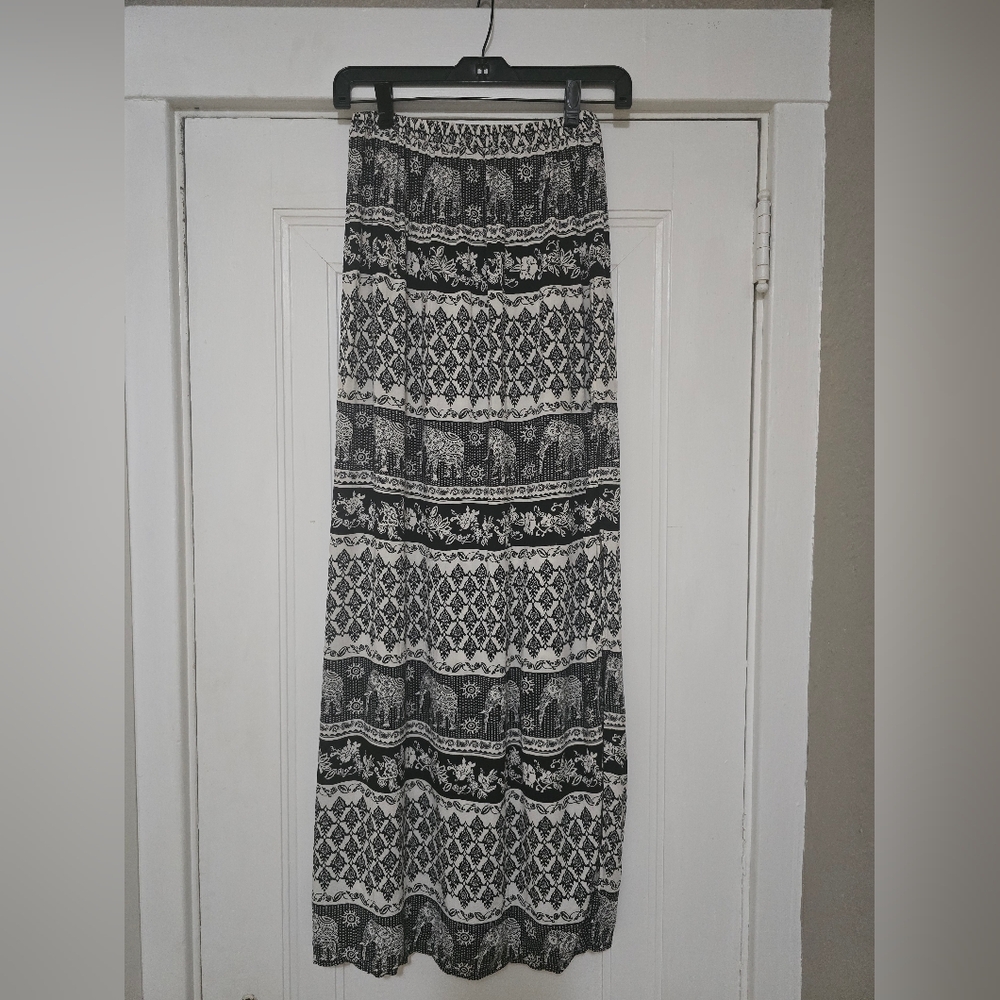 Forever 21 Black and White Patterned Maxi Skirt With Side Slits - M